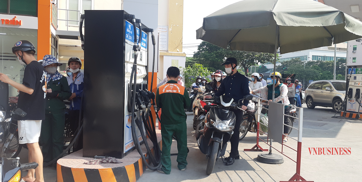 Dòng người xếp hàng dài ở trạm xăng Quân đội MIPECORP trên đường Nguyễn Phong Sắc (Hà Nội) chờ mua, song cây xăng chỉ mở 2 trụ bơm cho xe máy.