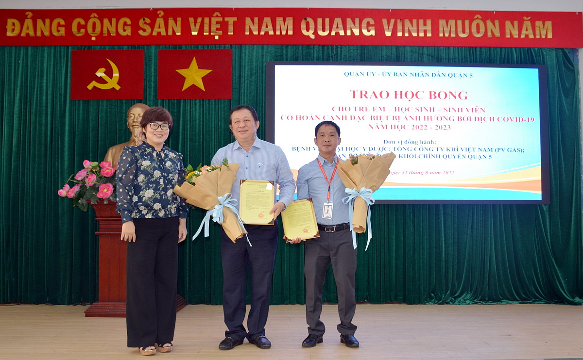 Đại diện lãnh đạo UBND Quận 5 gửi lời cảm ơn đến 2 đơn vị đồng hành: Tổng Công ty Khí Việt Nam và Bệnh viện Đại học Y dược TP. HCM.