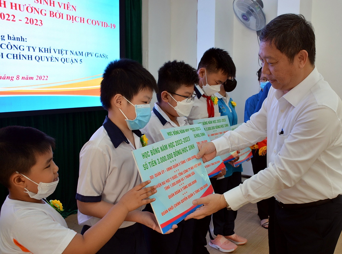 Đại diện lãnh đạo UBND Quận 5, Tp.HCM thăm hỏi và động viên các em học sinh mồ côi cha/mẹ trong đại dịch Covid-19.