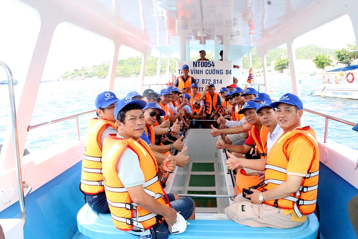 Chuyến tham quan Vịnh Vĩnh Hy và ngắm san hô bằng tàu đáy kính.