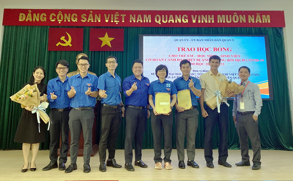 Công đoàn Cơ quan điều hành và Chi đoàn Chi nhánh Kinh doanh LNG đại diện Tổng Công ty Khí Việt Nam tham gia chương trình ý nghĩa tại Tp.HCM.