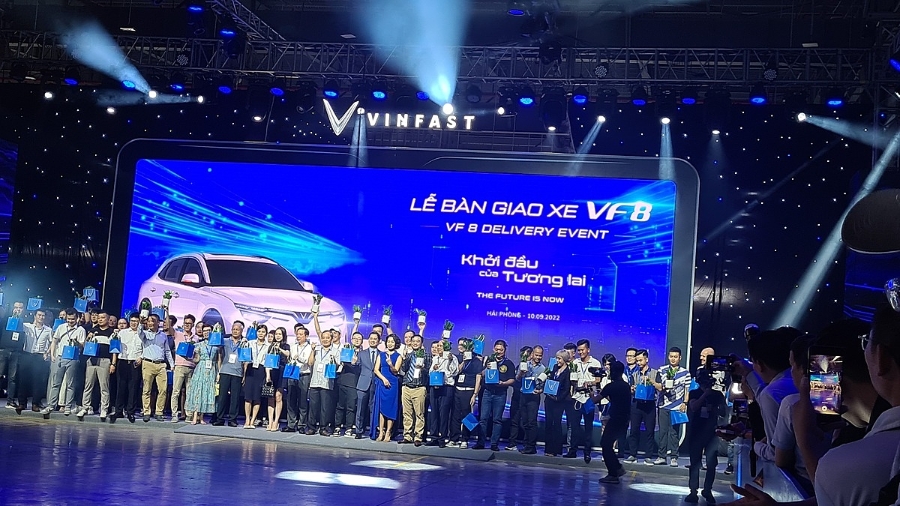 100 khách hàng Việt Nam đầu tiên nhận bàn giao xe.