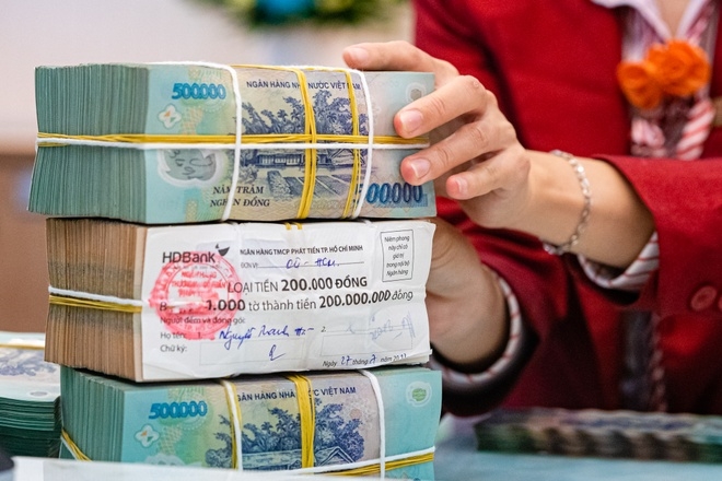 Các ngân hàng đẩy mạnh huy động vốn từ kênh tiết kiệm lẫn phát hành trái phiếu. (Ảnh minh hoạ: Int)