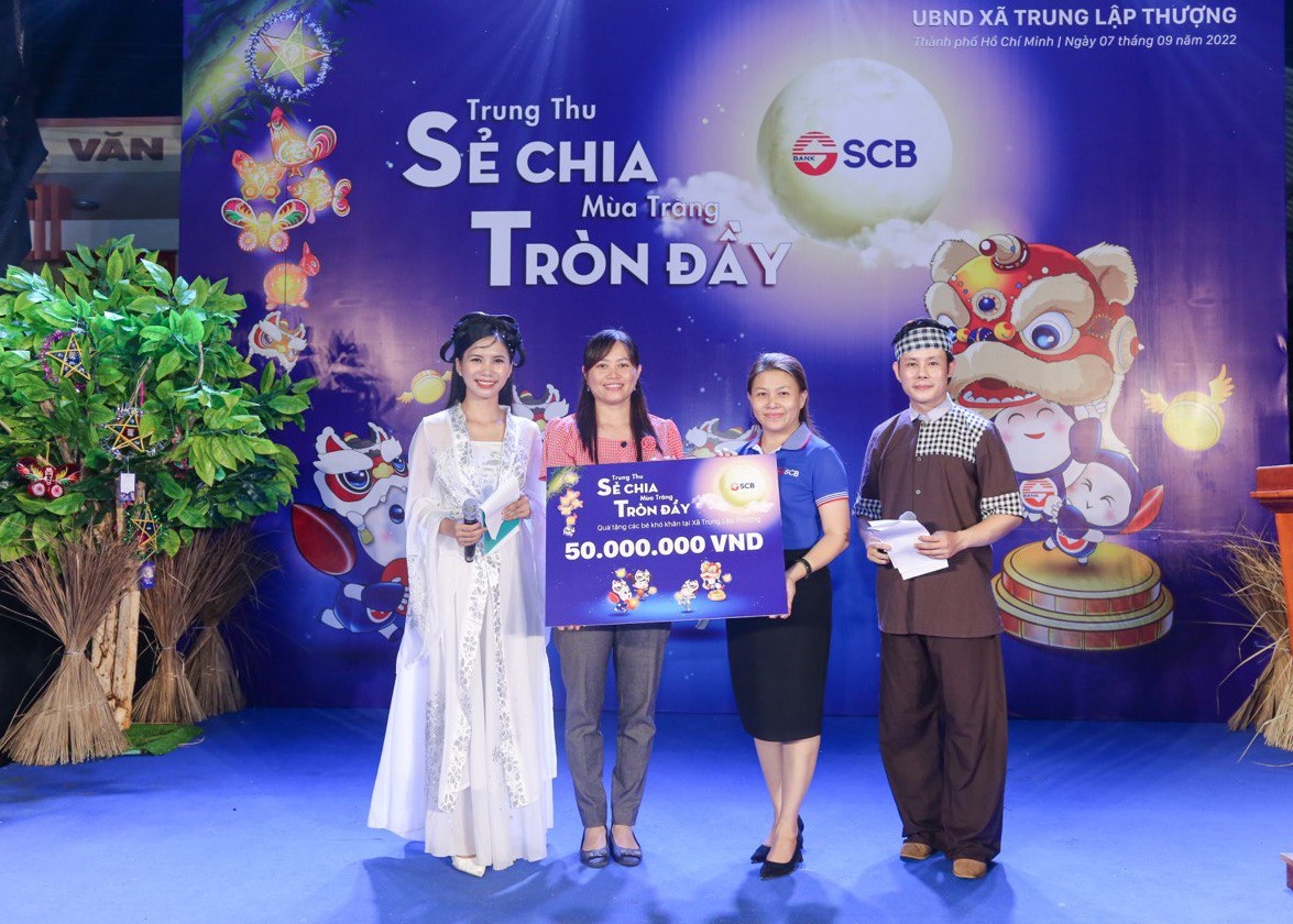 Đại diện xã Trung Lập Thượng (Huyện Củ Chi, Tp.HCM) thay mặt nhận học bổng cho các bạn nhỏ từ đại diện SCB.