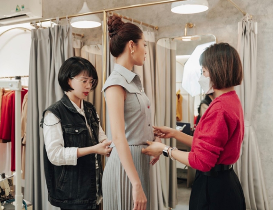 Giới showbiz luôn chọn REINA như một catalog thời trang cho các event.