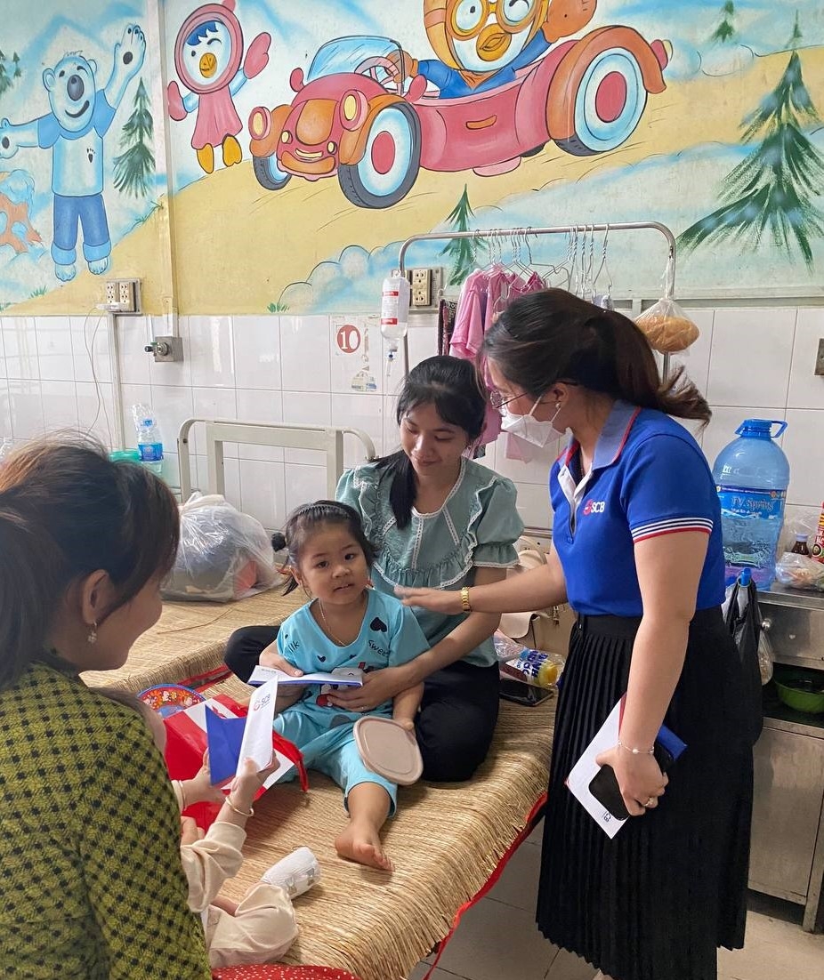 Đại diện SCB gửi những phần quà tới các bạn nhỏ đón Trung thu trong Bệnh viện (Tiền Giang).