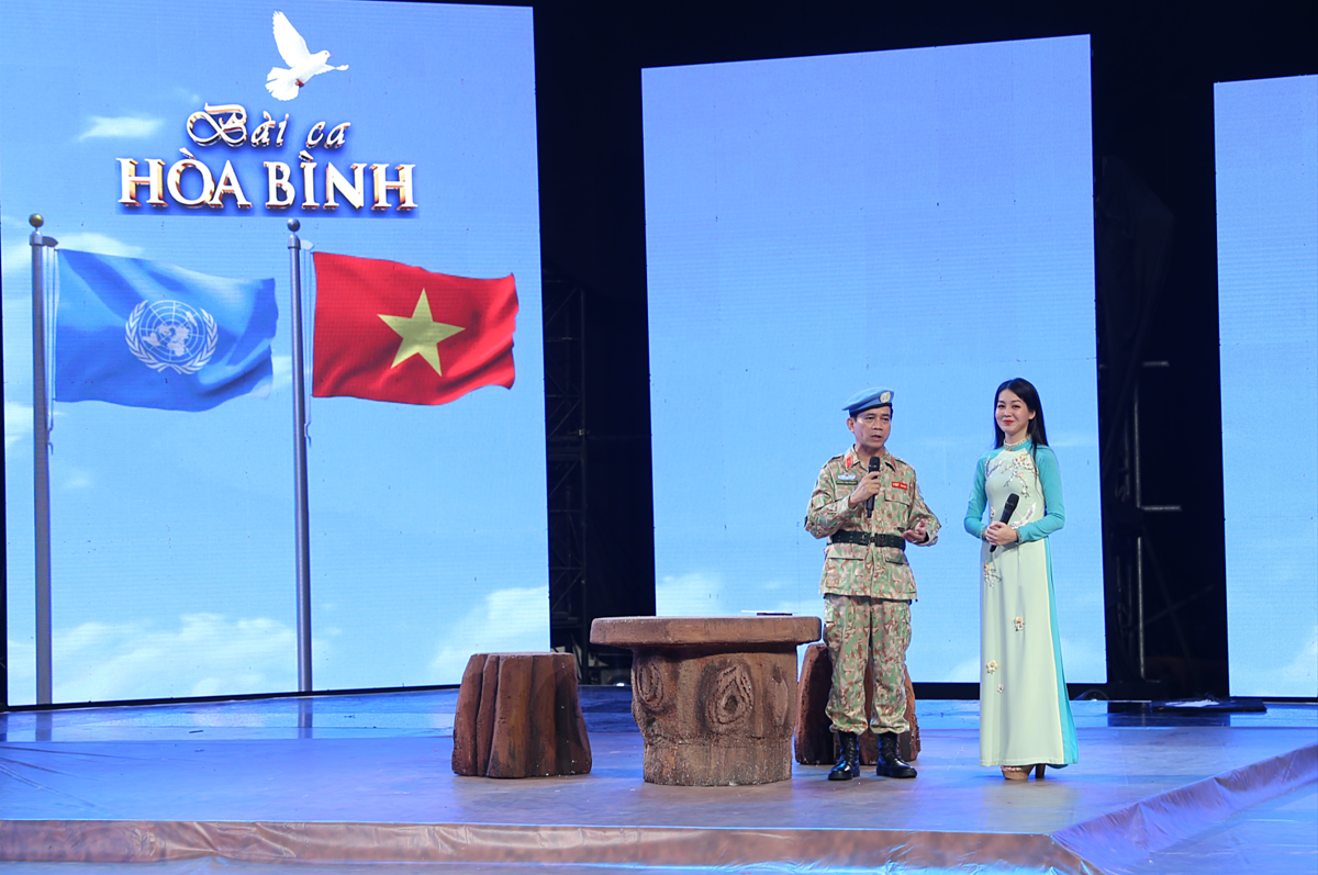 Thiếu tướng Hoàng Kim Phụng - Cục trưởng Cục Gìn giữ Hòa bình Việt Nam giao lưu tại chương trình.