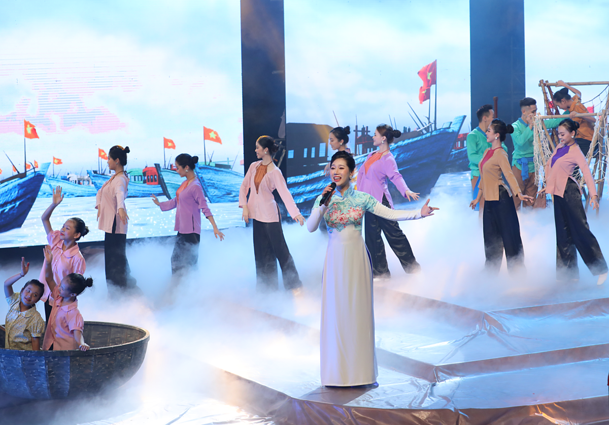 Bài hát Bám biển quê hương với phần trình bày của Mai Chi, hợp ca Khoảnh khắc và tốp múa.