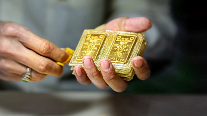 Vàng miếng SJC cũng điều chỉnh giảm từ 50.000 - 400.000 đồng/lượng, mất mốc 67 triệu đồng/lượng. (Ảnh: Int)