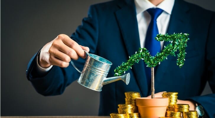 Nhà đầu tư nên ưu tiên chiến lược đánh trong biên hẹp: khi VN-Index chạm quanh vùng 1.200 điểm mở ra cơ hội đầu tư tốt, ngược lại khi VN-Index đạt 1.300 điểm thì nên xem xét việc chốt lời (Ảnh minh họa)