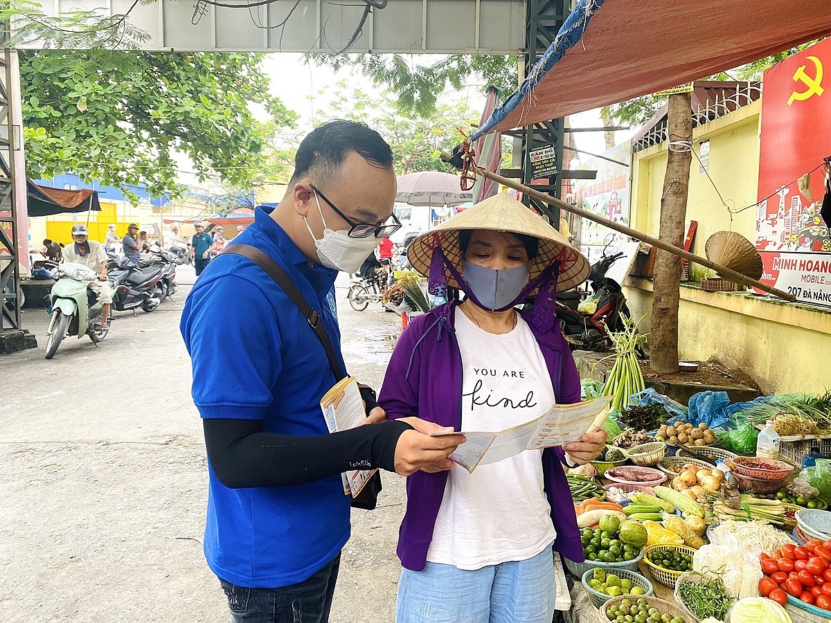 Cán bộ BHXH tuyên truyền, vận động người dân lao động tham gia BHYT tự nguyện để được hưởng hỗ trợ khi khám chữa bệnh.