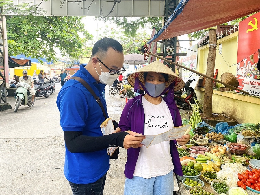 Cán bộ BHXH tuyên truyền, vận động người dân lao động tham gia BHYT tự nguyện để được hưởng hỗ trợ khi khám chữa bệnh.
