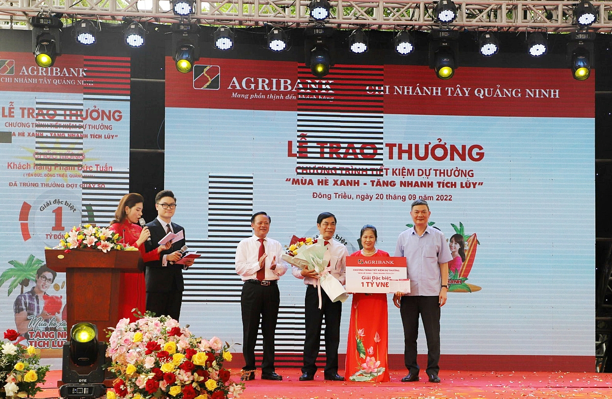 Ông Nguyễn Quang Hùng, Phó TGĐ Agribank trao thưởng.