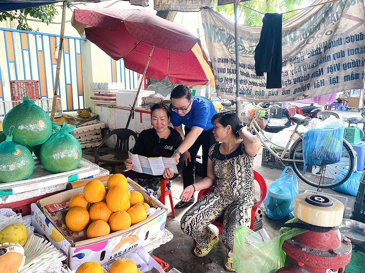 Nhân viên BHXH thành phố Hải Phòng truyền thông để triển khai BHXH tự nguyện đến từng người dân