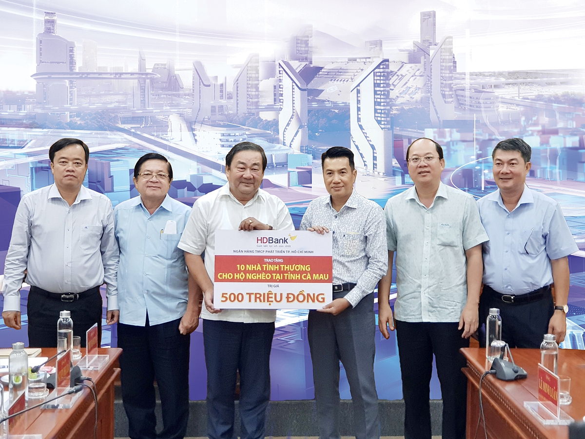 HDBank tiếp tục trao tặng 10 căn nhà tình thương cho tỉnh Cà Mau.