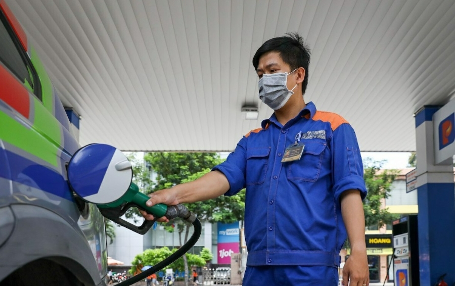 Giá xăng dầu tiếp tục được điều chỉnh giảm mạnh.