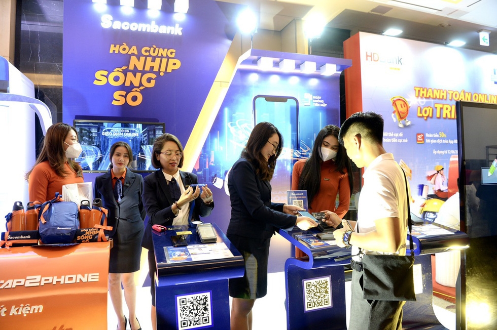 Lãi thuần từ hoạt động dịch vụ của Sacombank đạt gần 3.280 tỷ đồng, tăng gần 85% trong 6 tháng đầu năm nhờ đẩy mạnh chuyển đổi số.