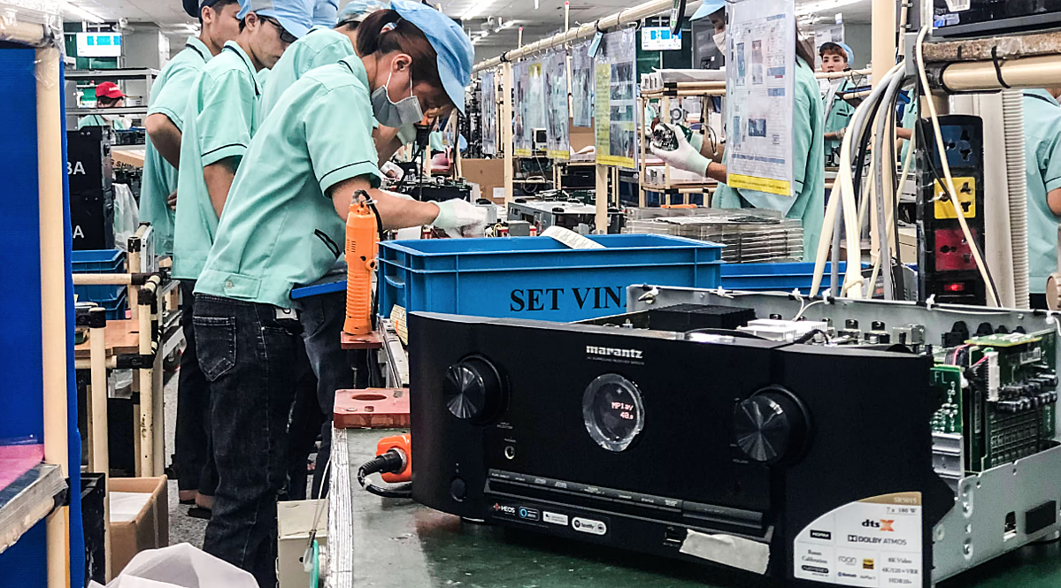 Công nhân chế tạo loa tại nhà máy Anam Electronics. Các khách hàng của công ty bao gồm JBL, Logitech và Harman của Samsung. (Ảnh Liên Hoàng)