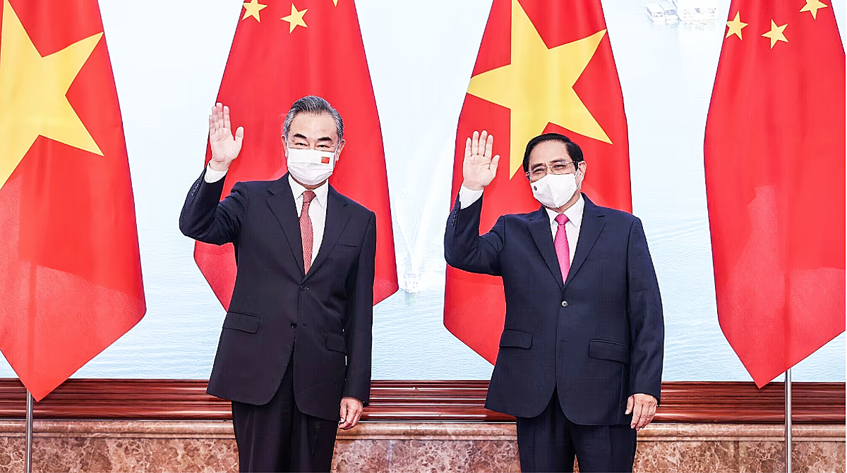 Thủ tướng Việt Nam Phạm Minh Chính và Bộ trưởng Ngoại giao Trung Quốc Vương Nghị gặp nhau tại Hà Nội vào tháng 9 năm 2021. Trung Quốc là đối thủ cạnh tranh lớn nhất mà Việt Nam phải đối mặt trong cuộc đua vào chuỗi giá trị toàn cầu. © AP
