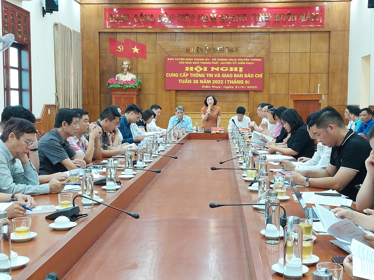Huyện Kiến Thụy chủ động cung cấp thông tin về tình hình xử lý vi phạm hành chính; công tác chuẩn bị cắm phao tiêu cho các cơ quan báo chí thông qua cuộc họp giao ban báo chí định kỳ.