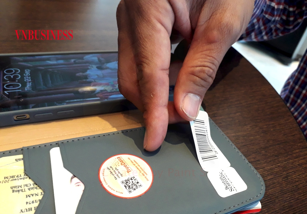 Việc gắn chip và tem chống giả theo công nghệ cao hơn lên sản phẩm thật được kỳ vọng sẽ giúp các nhà sản xuất chân chính ngăn chặn được hàng giả.