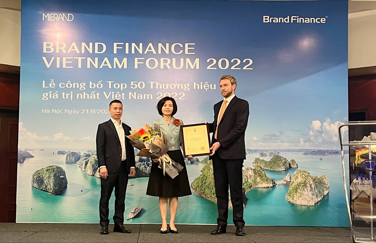 Đại diện Brand Finance trao chứng nhận “Vinamilk - Thương hiệu sữa lớn thứ 6 thế giới” cho Bà Bùi Thị Hương – Giám đốc Điều hành Vinamilk.