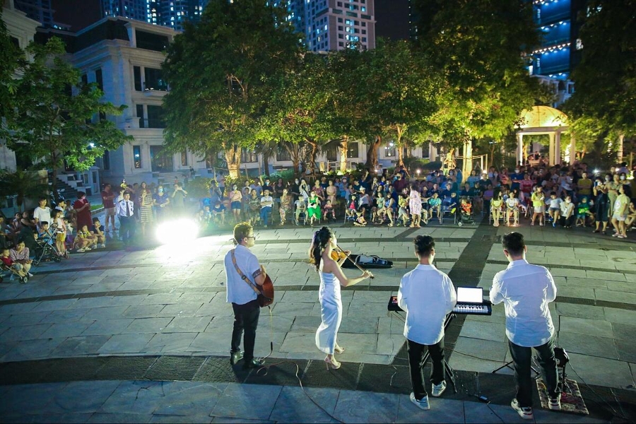 Đêm nhạc cùng những giai điệu sâu lắng thu hút sự chú ý của cư dân Sunshine City.