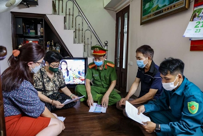 Thành viên “Đội cơ động hỗ trợ dịch vụ công trực tuyến tại nhà” đang phổ biến, hướng dẫn người dân sử dụng dịch vụ công trực tuyến.