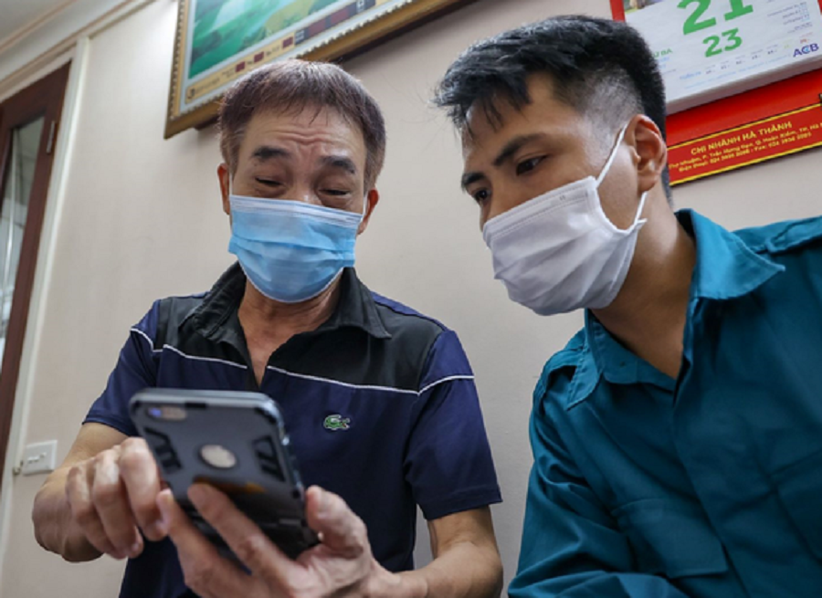 Cán bộ hỗ trợ hướng dẫn người dân tại nhà.