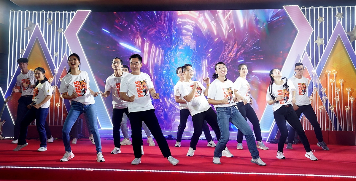 Lễ kỷ niệm thêm phần tươi vui với những lời ca điệu múa chào mừng từ chính các CBCNV của PV GAS.