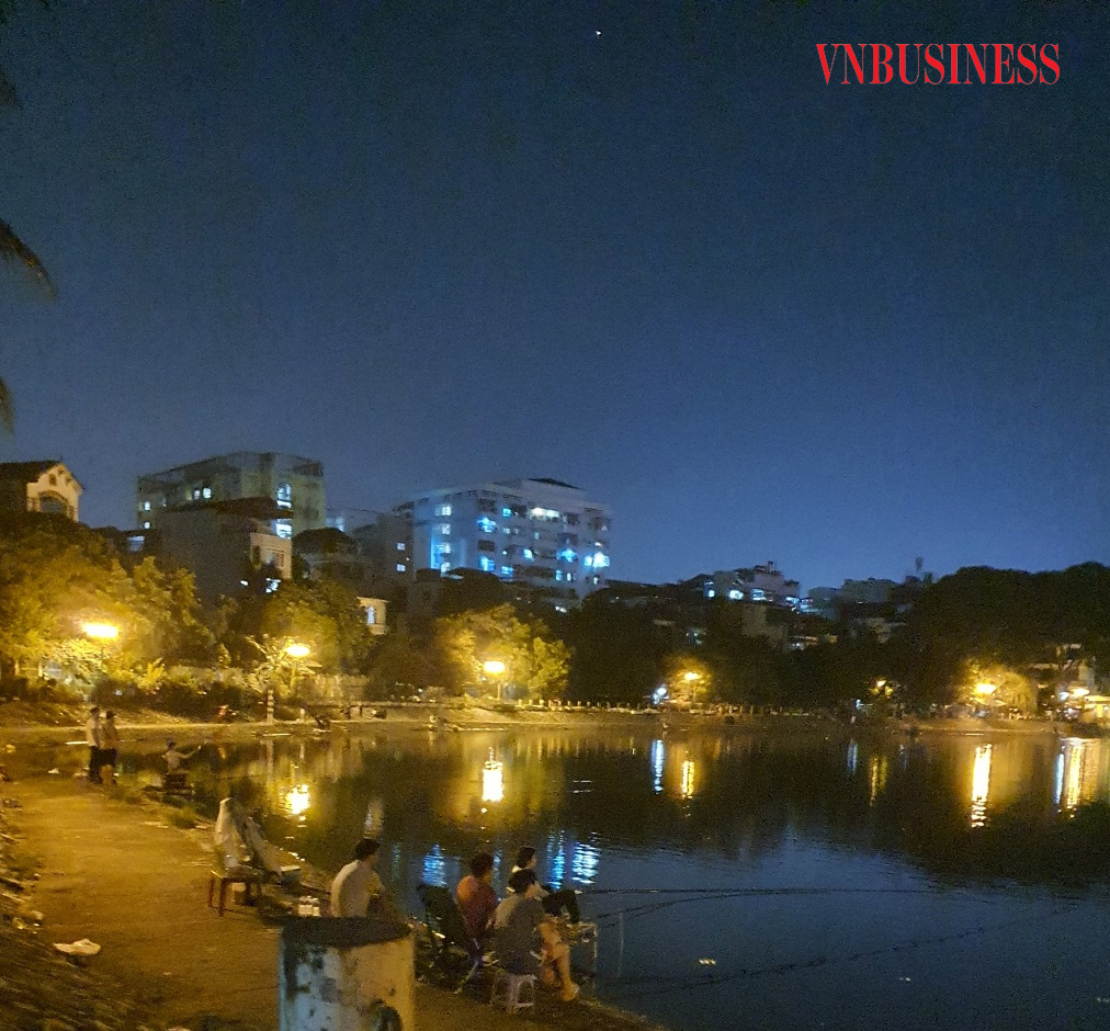 Khoảng 19h30, sau khi các cơ quan chức năng rút đi, tình trạng câu cá trái phép lại tiếp tục diễn ra.