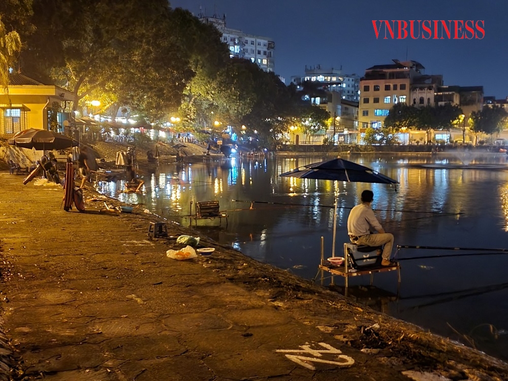 Tình trạng câu cá trái phép cả ngày lẫn đêm diễn ra tại Đầm Sòi.