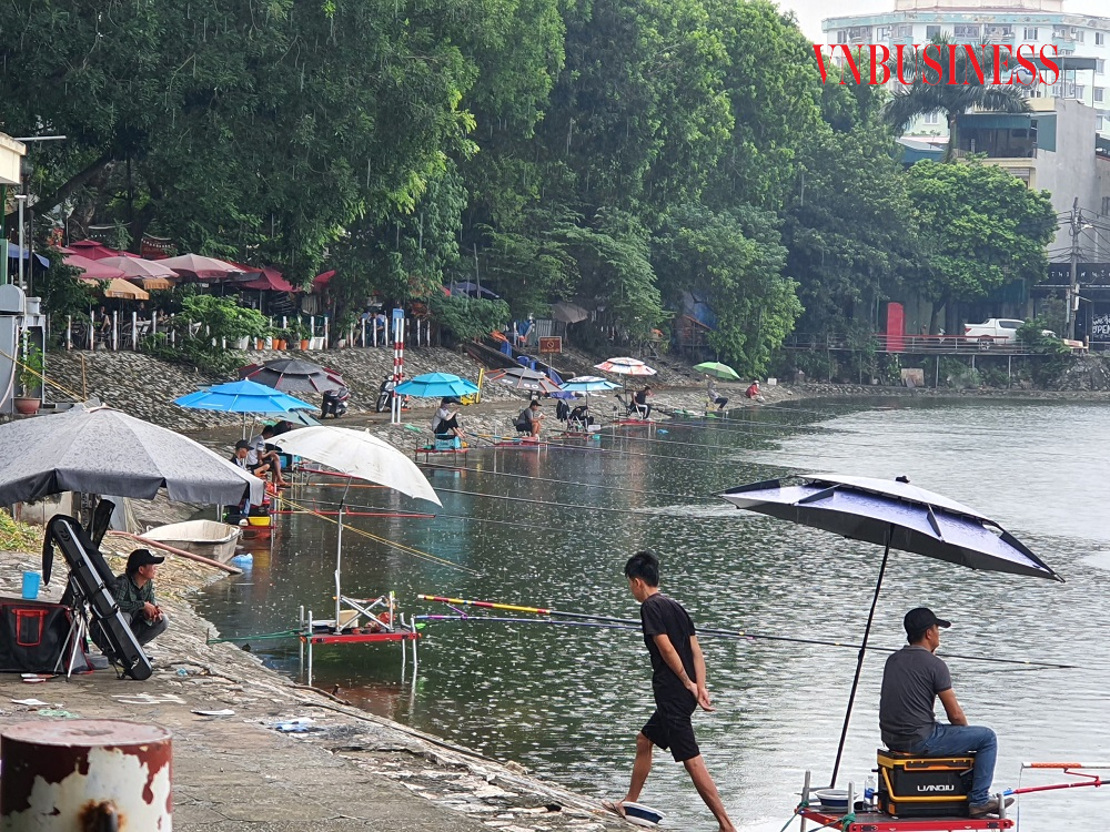 Trưa ngày 25/9, nhiều người tụ tập câu cá trái phép tại hồ Đầm Sòi.