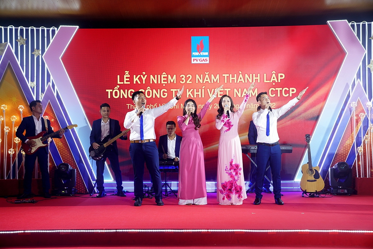 Tập thể PV GAS bước sang tuổi đời mới, cùng mở trang lao động mới với tinh thần quyết tâm và niềm tin tưởng.