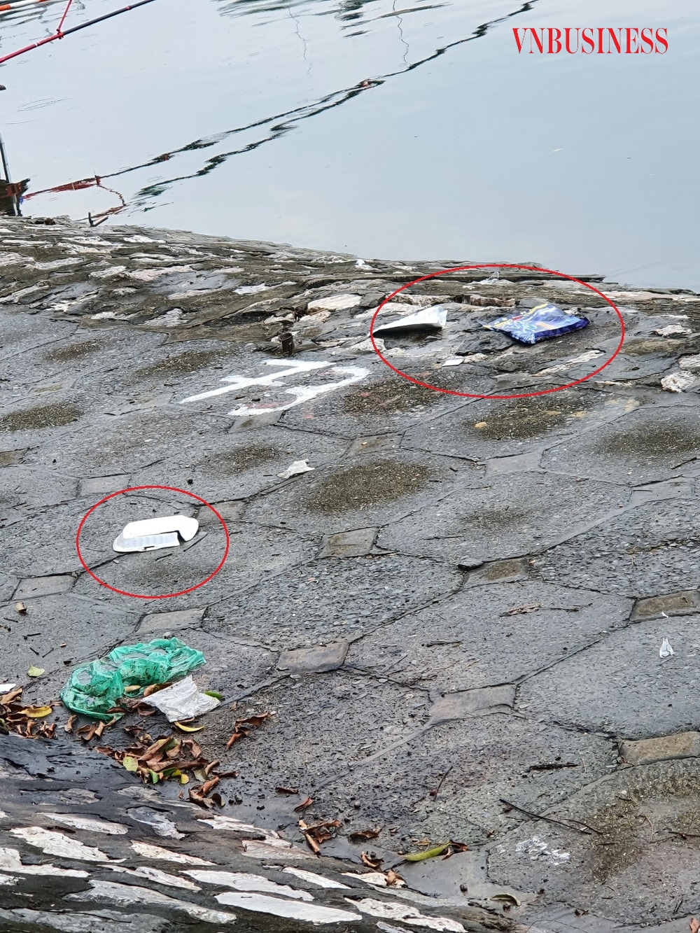 Túi đựng mồi câu, hộp cơm, túi nilon không được thu dọn gây mất vệ sinh quanh hồ.