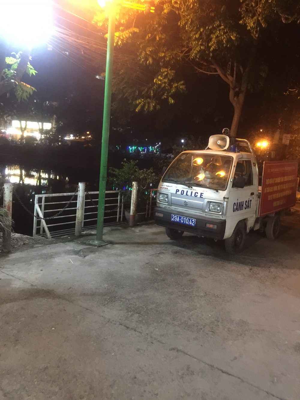 Khoảng 18h30, ông Đặng Xuân Chiến, Phó Chủ tịch phường Định Công thông tin đã cho lực lượng ra giải tán hết các hoạt động trái phép.