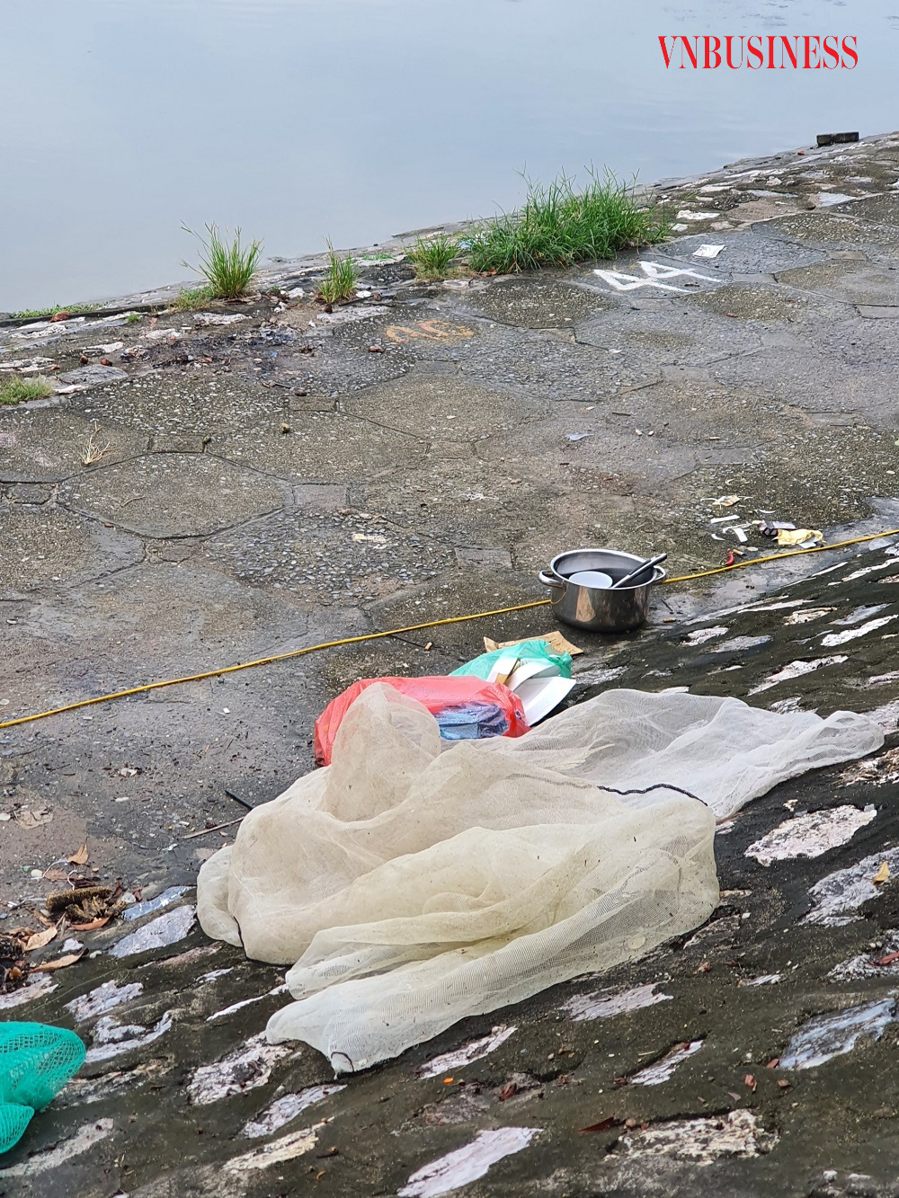 Vật dụng đựng cá, bát, nồi được bày ngay tại vệ hồ.