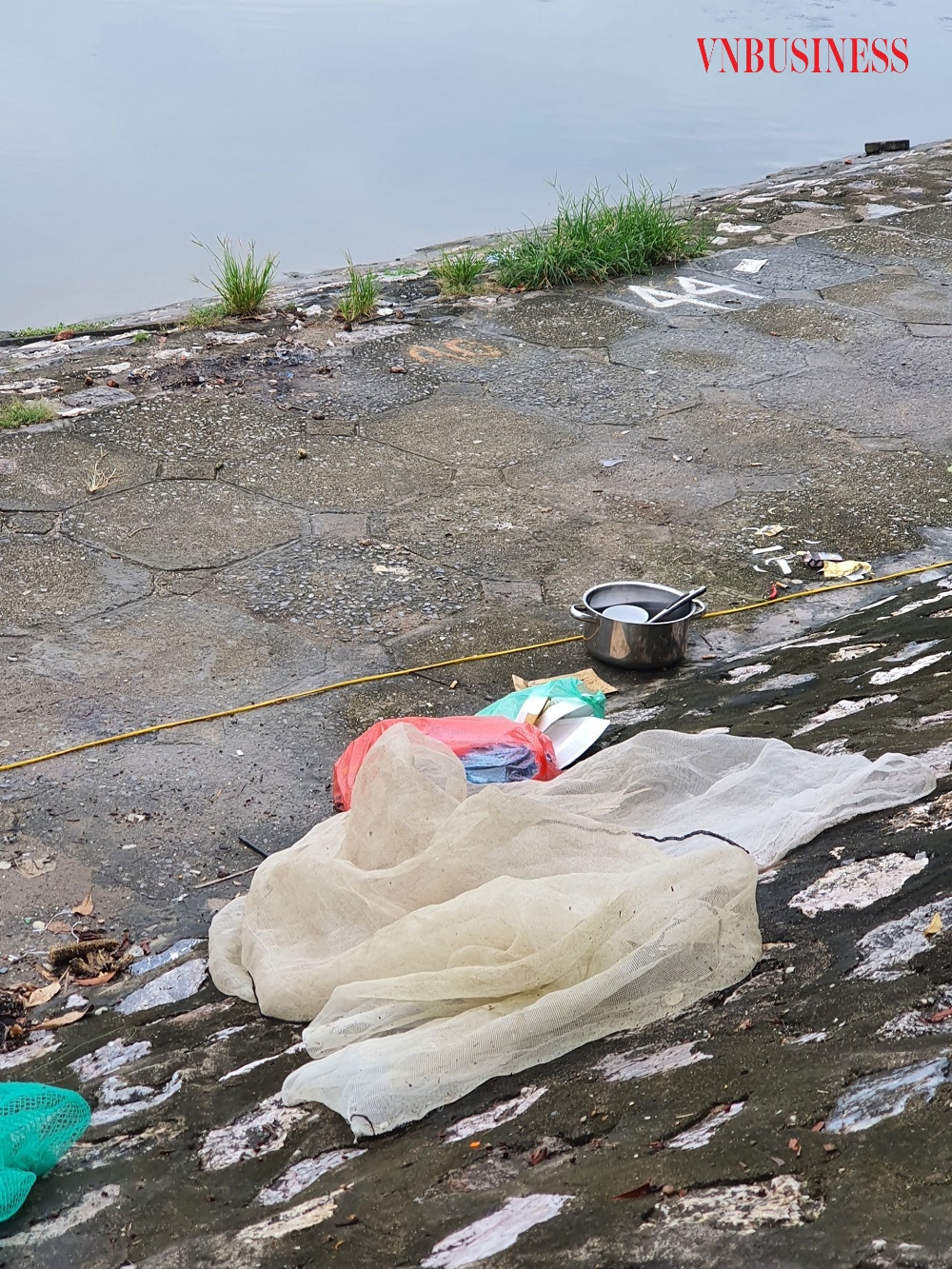 Vật dụng đựng cá, bát, nồi được bày ngay tại vệ hồ.