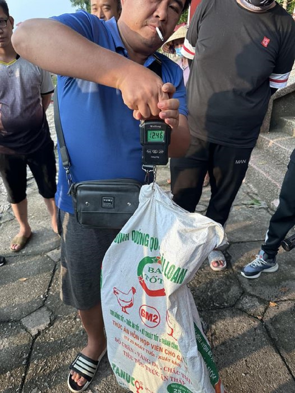 Một con cá có trọng lượng hơn 12kg được người câu cá câu được và đăng trên Facebook báo cá hồ đầm sòi.