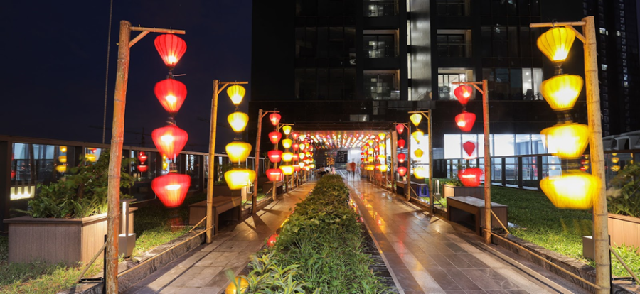 Khung cảnh đường dạo bộ được trang hoàng rực rỡ đón những ngày lễ tết.
