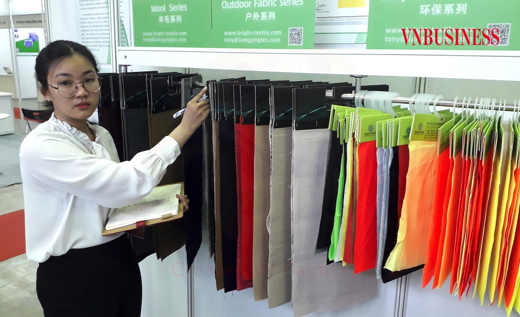 Nguồn nguyên phụ liệu dệt may từ Trung Quốc không ngừng nhập vào Việt Nam khi mà trung bình DN phải thêm khoảng 24% giá trị để mua nguyên liệu trong nước.