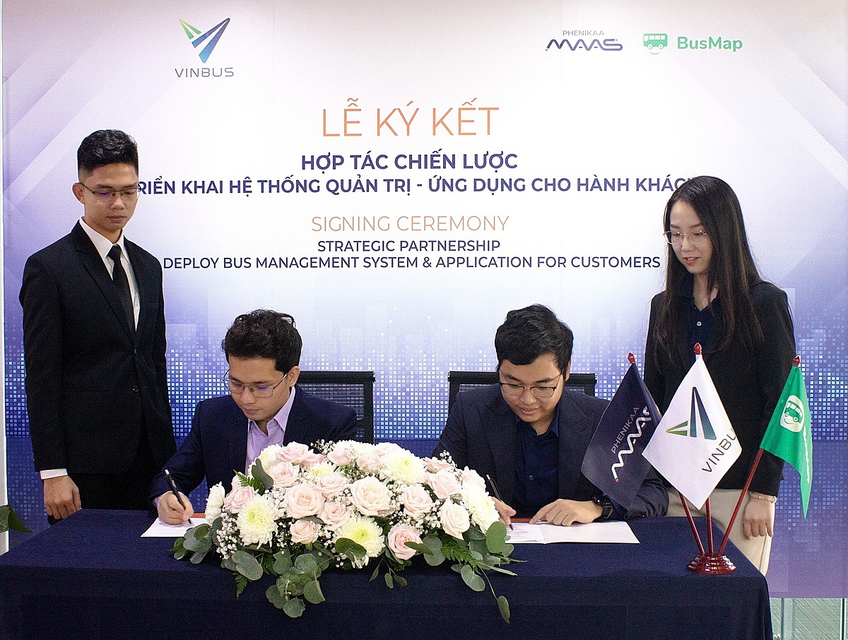 Ông Lê Yên Thanh, CEO Phenikaa MaaS và Ông Nguyễn Văn Thanh, Phó Tổng Giám đốc Vinbus đại diện kí kết hợp tác chiến lược triển khai giải pháp vận hành hệ thống xe buýt điện thông minh.