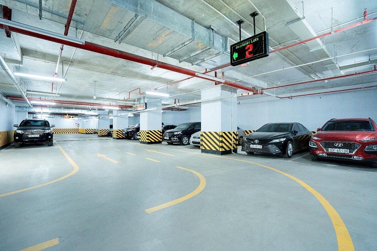 Bãi đỗ xe thông minh với biển chỉ dẫn chỗ đỗ xe cho cư dân.