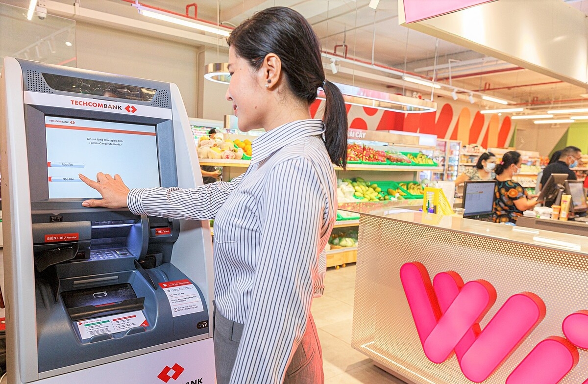 Các khách hàng WINLife mở tài khoản mới tại Techcombank sẽ được tặng ngay thêm 50%, tối đa lên đến 100.000 VND, cho giá trị đơn hàng đầu tiên khi thực hiện thanh toán một chạm, hoặc quét mã QR tại cửa hàng.