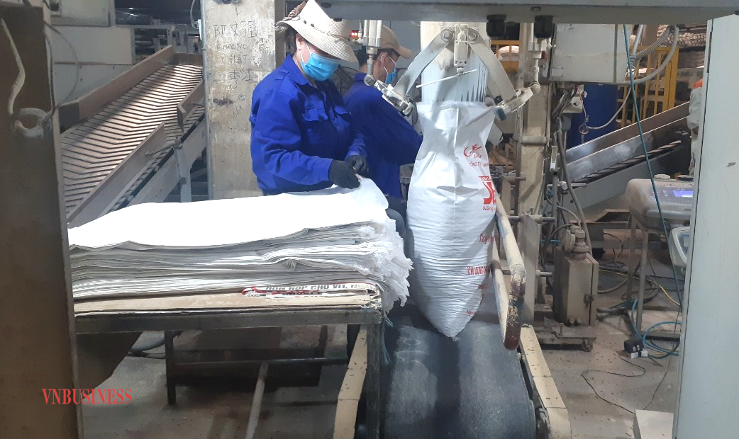 Sản xuất thức ăn chăn nuôi gặp khó khi phụ thuộc nguyên liệu nhập khẩu.