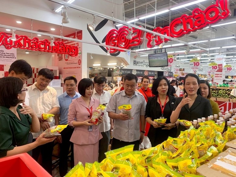 Các gian hàng trưng bày, giới thiệu sản phẩm OCOP của các HTX, tổ hợp tác ở tỉnh Quảng Ninh luôn thu hút đông đảo người tiêu dùng.