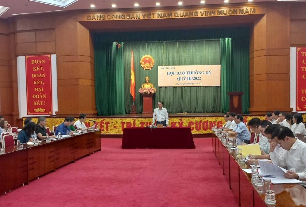 Thứ trưởng Bộ Tài chính Nguyễn Đức Chi cho biết, Chính phủ đã tập trung rất nhiều nguồn lực, trí lực để thực hiện mục tiêu kiểm soát lạm phát, không chỉ các giải pháp về tài khóa mà còn kết hợp các giải pháp về tiền tệ, công thương, sản xuất – kinh doanh…