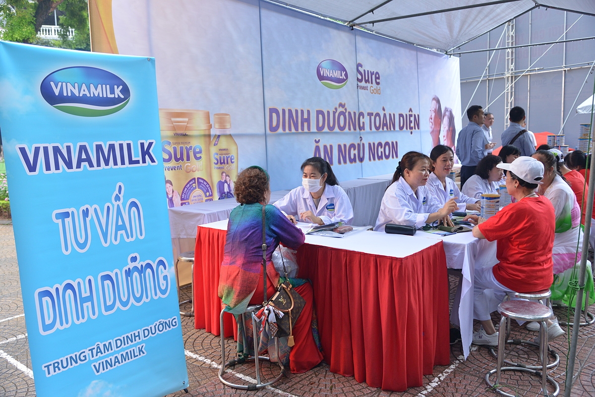 Các bác sĩ của trung tâm dinh dưỡng Vinamilk đo khám, tư vấn sức khỏe và chế độ dinh dưỡng cho người cao tuổi tham gia chương trình.