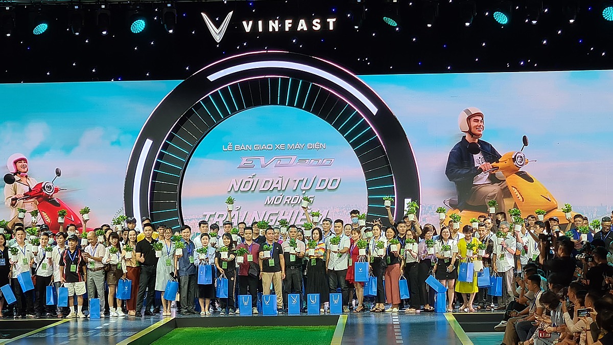 Gần 300 khách hàng là đối tác, đại lý có mặt tại ngày bàn giao xe.