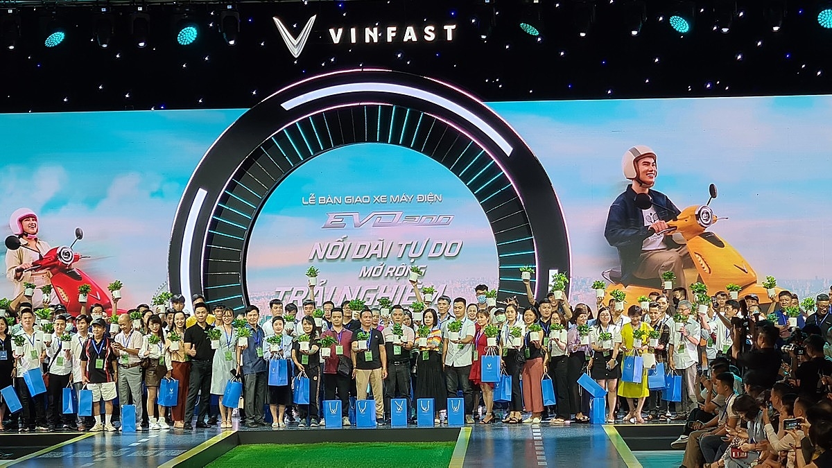 Gần 300 khách hàng là đối tác, đại lý có mặt tại ngày bàn giao xe.